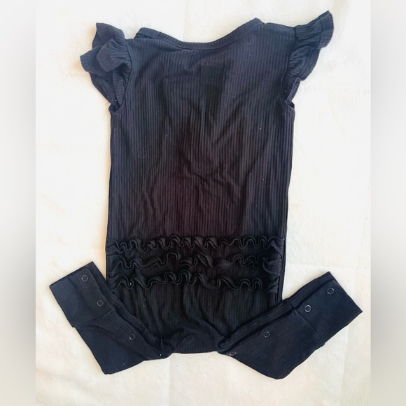 Poshpeanut ruffle butt and ruffle sleeve romper LIKE NEW 18-24 months - Picture 3 of 3